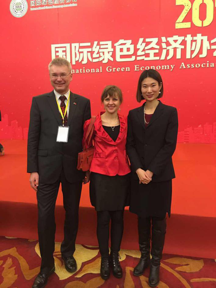  捷斯中合作協(xié)會監(jiān)事會員Rudolf Zachoval（左一）、Sarka Zhang（左二）與 仟億達劉總（右一）合影
